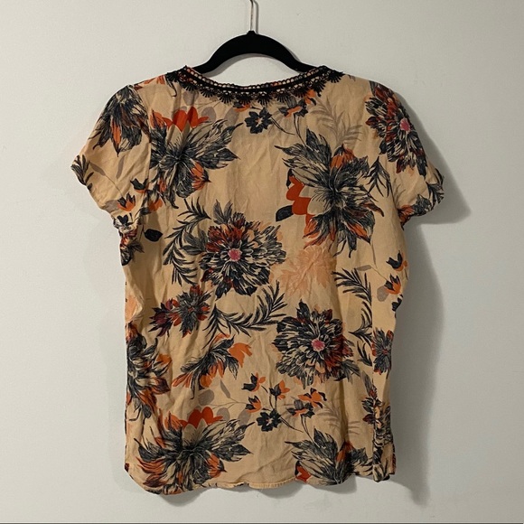 Pink Floral Blouse with Black Lace Details - Picture 4 of 9